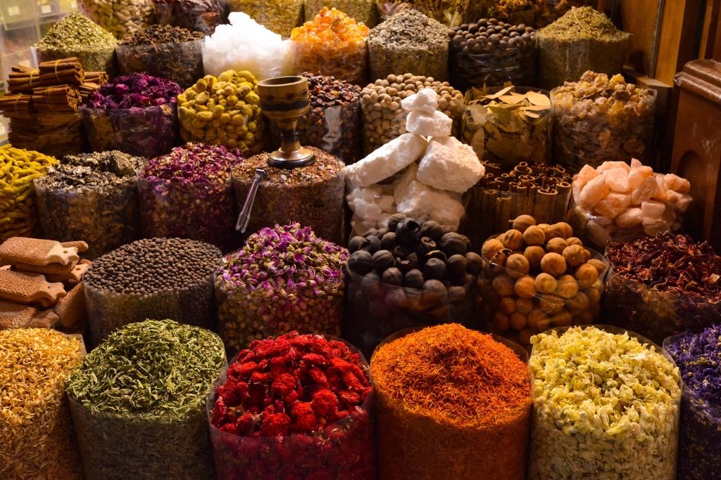 Sacs d'épices et de fleurs séchées sur un marché