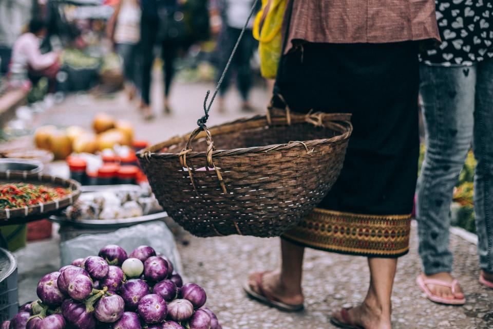 Panier en osier porté au marché, au-dessus d'aubergines