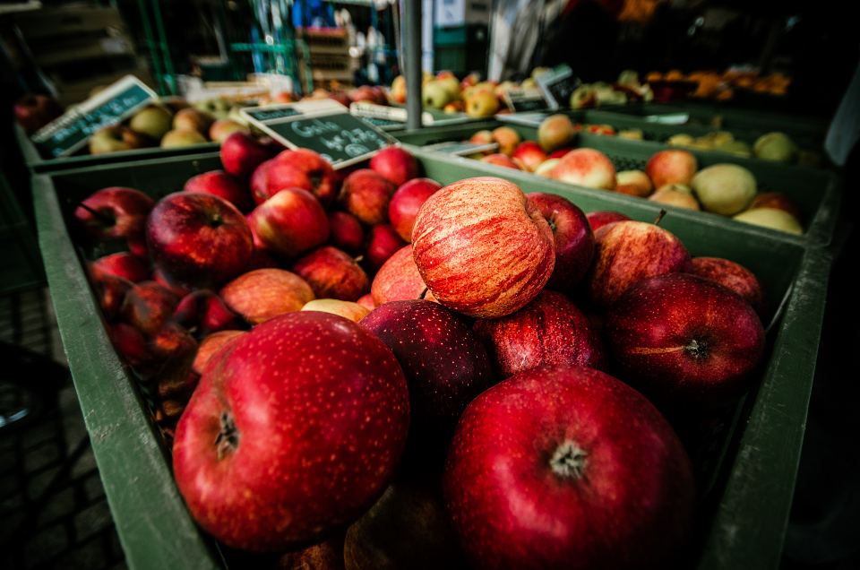 Cagette de pommes rouges sur un étal