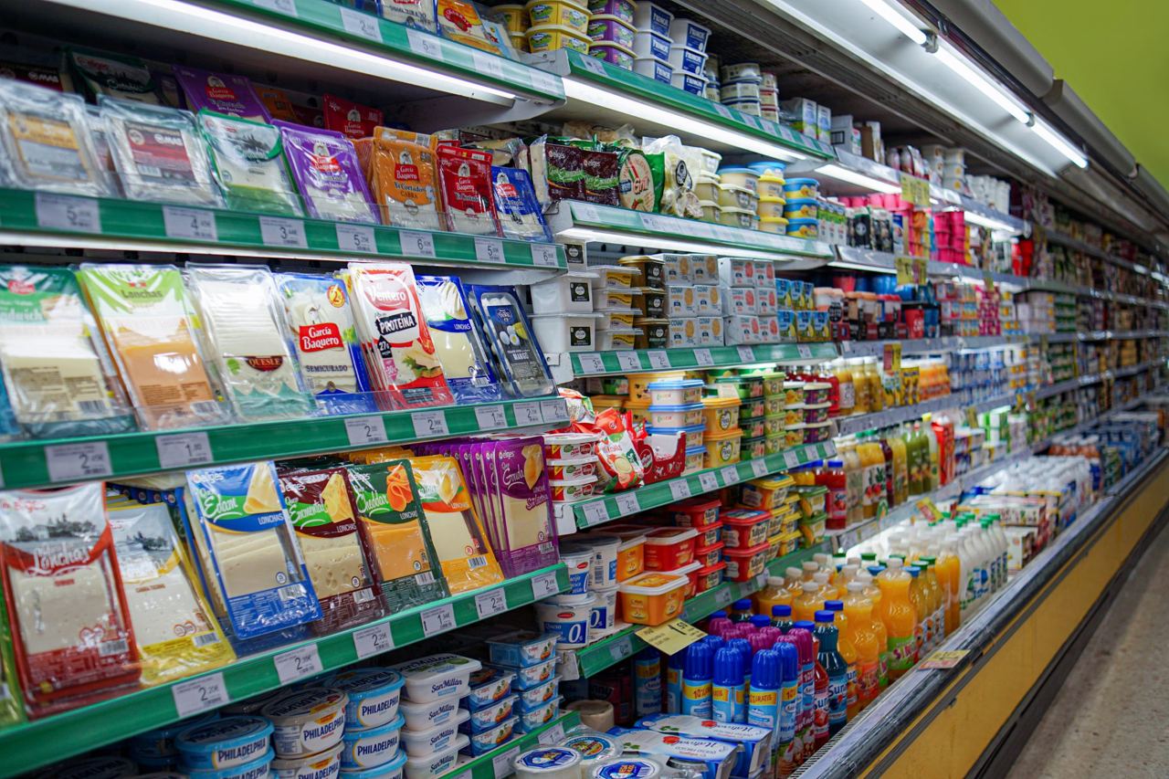 Allée de supermarché aux rayons garnis