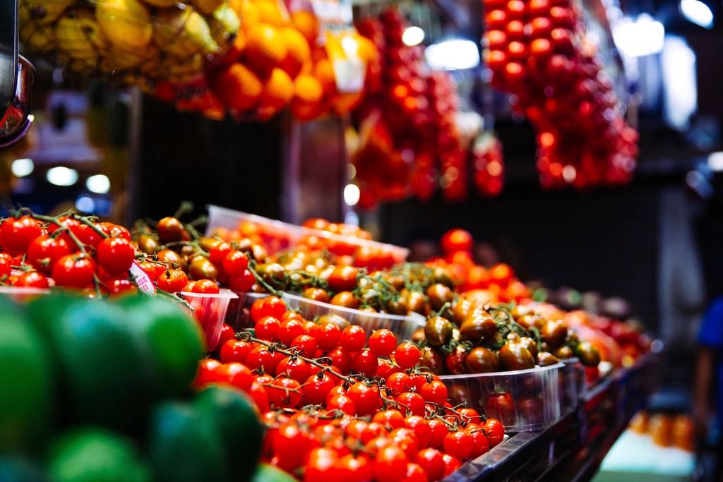 Étal de tomates fraîches sur un marché
